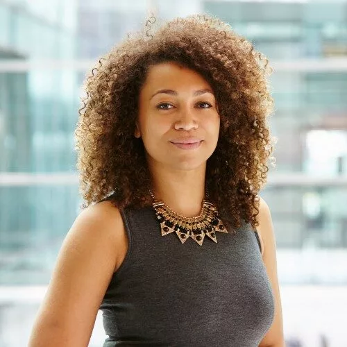 Frau mit lockigem Haar und Schmuck