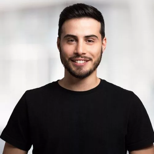 Mann in schwarzem T-Shirt